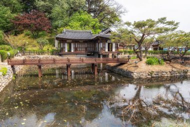 Güney Kore, Gangneung 'daki Seongyojang Evi' ndeki yapay göletin tepesindeki Hwallaejeong pavyonu.