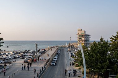 Gangeung Kahve Sokağı 'nda ünlü olan Anmok Sahili' ndeki çeşitli kafeler boyunca turistler kalabalıktı. Gangeung, Güney Kore 'de Mayıs 12020' de çekildi..