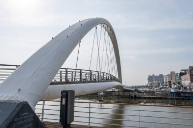 Gangmun sotdae köprüsü Gangmun plajını Gyeongpo plajına bağlıyor. 3 Mayıs 2020 'de Güney Kore, Gangneung' da çekildi.