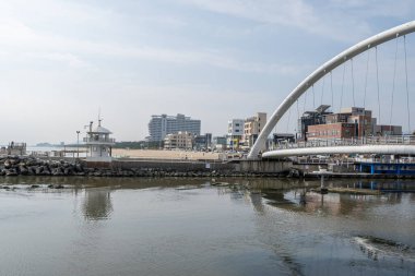 Gangmun sotdae köprüsü Gangmun plajını Gyeongpo plajına bağlıyor. 3 Mayıs 2020 'de Güney Kore, Gangneung' da çekildi.