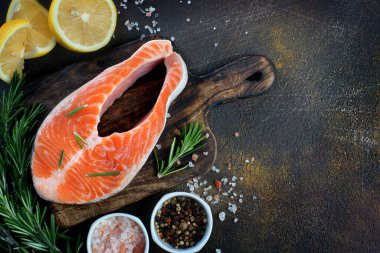 Limon ve baharatlı koyu bir arka planda somon bifteği