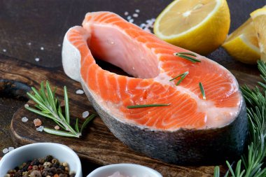 Limon ve baharatlı koyu bir arka planda somon bifteği