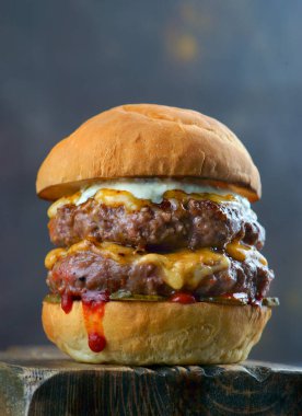 Eritilmiş peynirli ve peynirli duble çizburger.