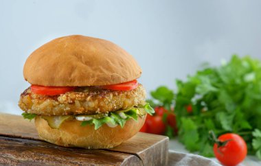 Tavuk pirzolası ve domatesli hamburger