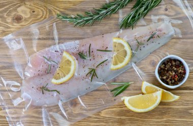 Limonlu ve biberiyeli balık Walleye.