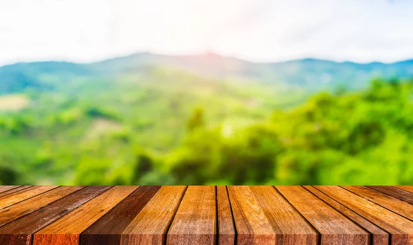 나무 식탁 과푸른 산의 흐릿 한 이미지. — 스톡 사진