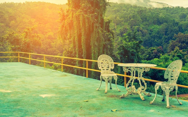 Cadeira em um fundo de montanha verde . — Fotografia de Stock