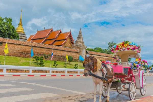 A carruagem na frente de wat phra tad lampang luang — Fotografia de Stock