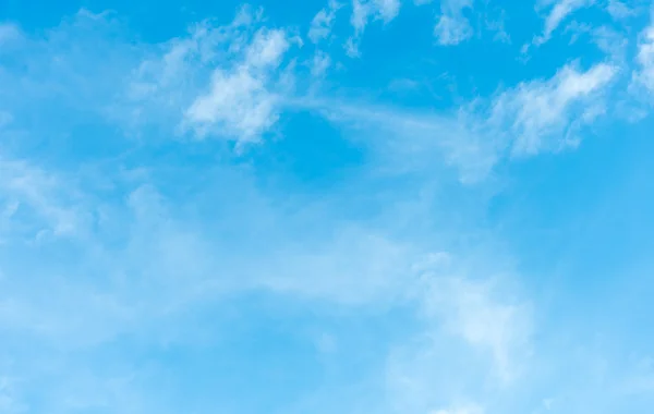 Arkaplan Için Gündüz Vakti Beyaz Bulutlu Mavi Gökyüzü Resmi — Stok fotoğraf