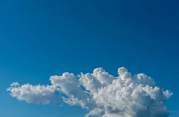 Εικόνα του μπλε ουρανού και άσπρα σύννεφα. — Φωτογραφία Αρχείου