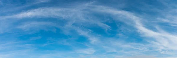 Panoramabild von blauem, klaren Himmel. — Stockfoto