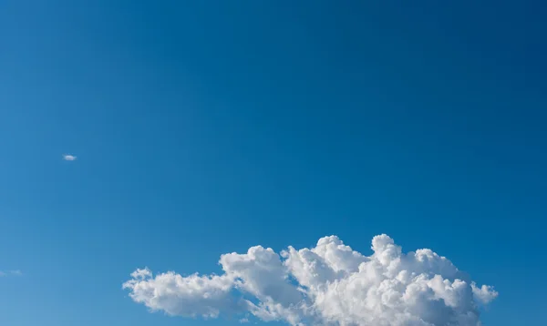 Mavi gökyüzü ve beyaz bulutların görüntüsü. — Stok fotoğraf
