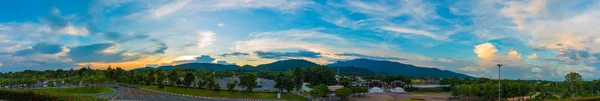 バック グラウンドでロイヤル植物公園と夕焼け空. — ストック写真