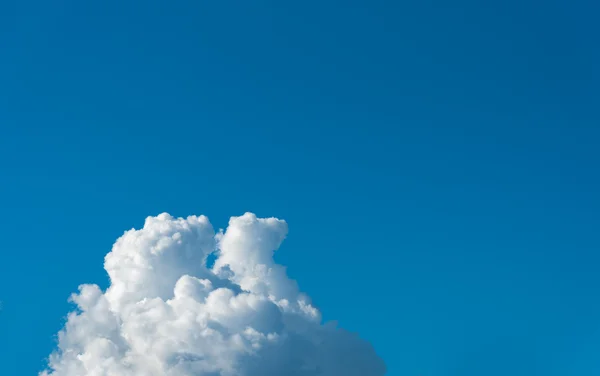 Изображение голубого неба и белых облаков. — стоковое фото