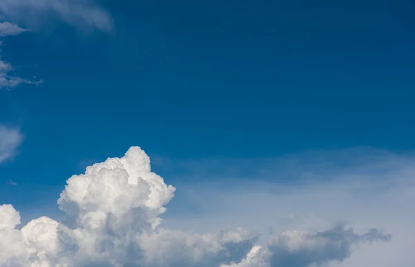 Bilde av blå himmel og hvite skyer. – stockfoto