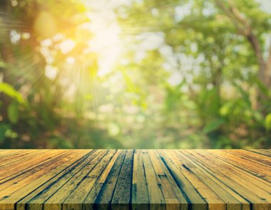 Bokeh yeşil ağaç ahşap masa ve blur görüntü .