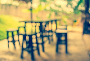 Arka plan kullanımı için Bokeh ile gündüz vakti kahve dükkanının bulanık görüntüsü.