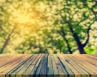 ahşap masa ve soyut yeşil ağaç görüntü bulanıklığı .