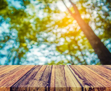 ahşap masa ve soyut yeşil ağaç görüntü bulanıklığı .