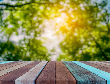 ahşap masa ve soyut yeşil ağaç görüntü bulanıklığı .