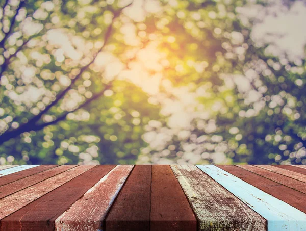 ahşap masa ve soyut yeşil ağaç görüntü bulanıklığı .