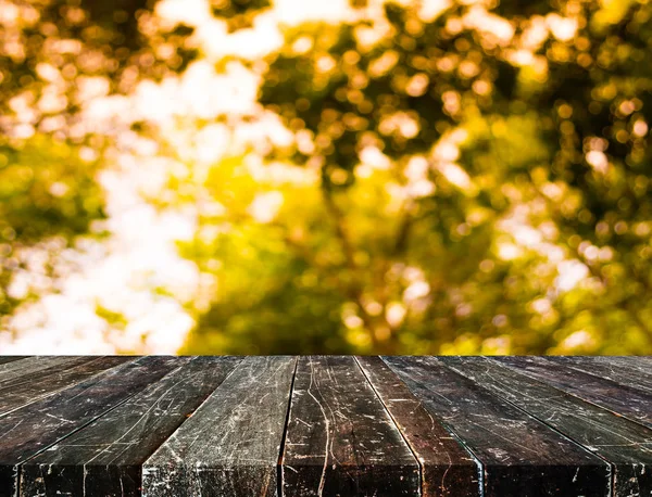 ahşap masa ve soyut yeşil ağaç görüntü bulanıklığı .