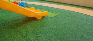 Kamu parkındaki çocuk parkının arkaplan kullanımı görüntüsü.