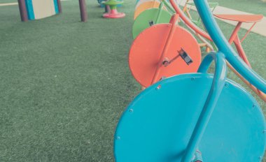 Kamu parkındaki çocuk parkının arkaplan kullanımı görüntüsü.