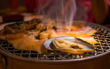 dilimlenmiş biftek andasian yeşil midye ızgara demir raf görüntüsünü .