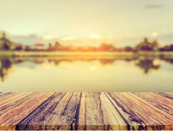 Immagine sfocata del lago e del cielo del tramonto sullo sfondo — Foto Stock