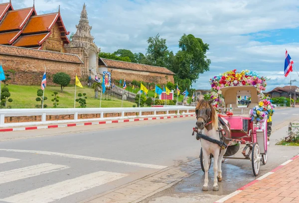 A carruagem na frente de wat phra tad lampang luang — Fotografia de Stock