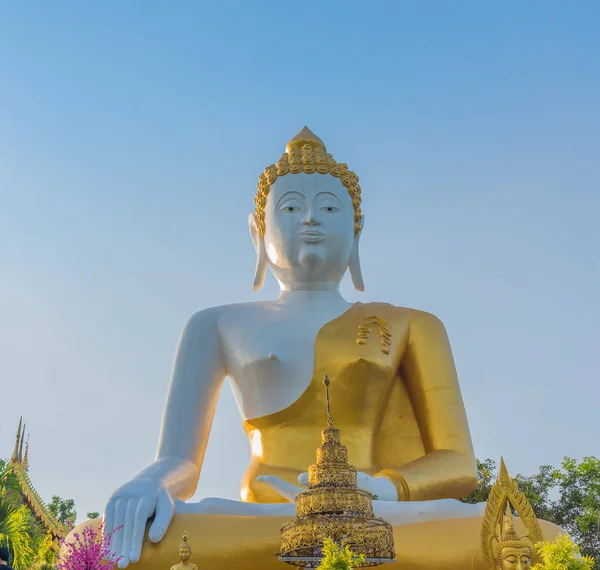 Altın buddha heykeli Tayland tapınak — Stok fotoğraf