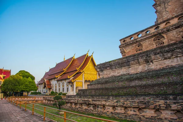 Igreja de ouro no templo tailandês, Tailândia  . — Fotografia de Stock