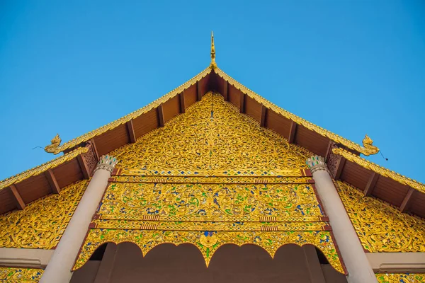 Igreja de ouro no templo tailandês, Tailândia  . — Fotografia de Stock