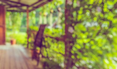 Arkaplan kullanımı için bokeh ile yeşil bahçe için açık alan ile uzun boş koridorun bulanık görüntüsü.