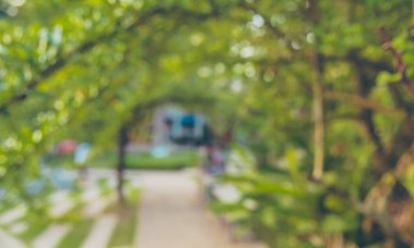 Arkaplan kullanımı için bokeh ile yeşil bahçe için açık alan ile uzun boş koridorun bulanık görüntüsü.