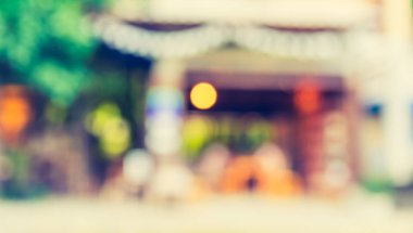 Arka plan kullanımı için Bokeh ile gündüz vakti kahve dükkanının bulanık görüntüsü .