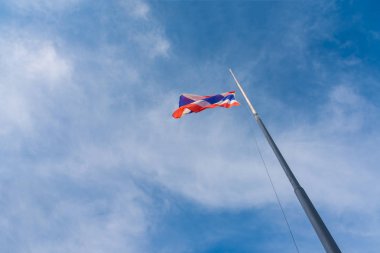 Tayland bayrağı mavi gökyüzü ile 