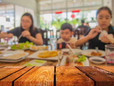 Ahşap masa ve Çin Lokantası arkaplanı Bokeh imajı ile bulanık .