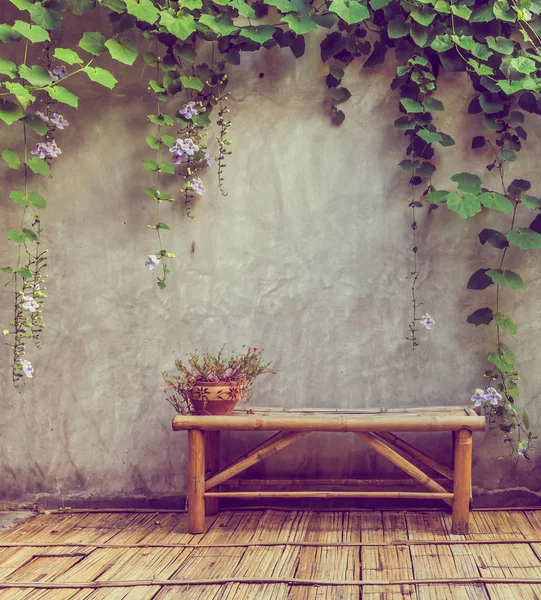 Banc en bois au parc — Photo