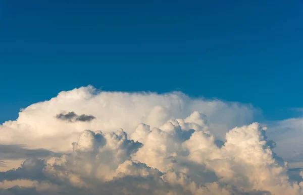 푸른 하늘과 흰 구름 일 시간에. — 스톡 사진