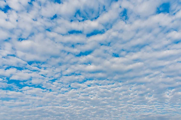 Bild Blå Himmel Och Vitt Moln Dagtid För Bakgrundsanvändning — Stockfoto