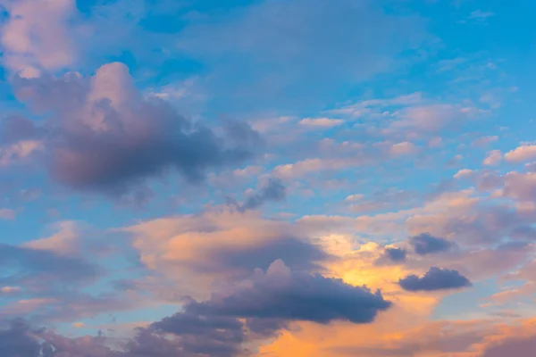 Blå himmel och vitt moln på dagtid. — Stockfoto