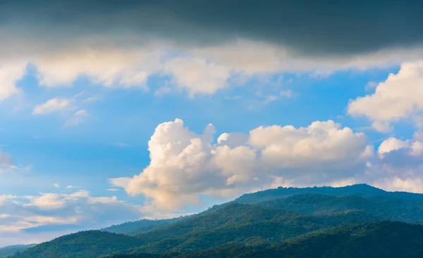 Obraz dešťových mraků a hor v pozadí v Doi Suthep Chiang Mai, Thajsko. — Stock fotografie