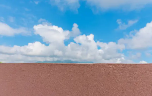 Голубое небо с цементной стеной . — стоковое фото