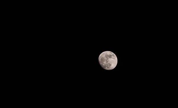 Księżyc w pełni z jasne niebo obraz. — Zdjęcie stockowe