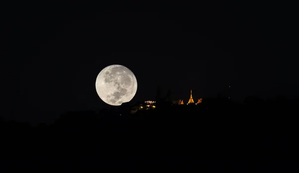 Silhouette shot image of big moon at temple. — Stock Photo, Image