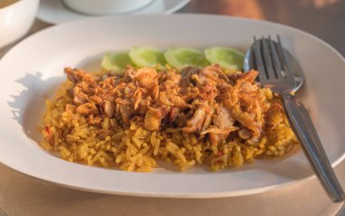 Tavuk Biryani tabak içinde yeşil Hint turşusu ile