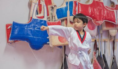 Taekwondo sınıfta eğitim çocuk.