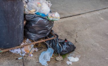 Sokaktaki siyah çöp torbası görüntüsü.